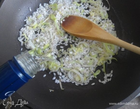 Влить вино и дать ему выпариться. На соседней плитке подогреть бульон. Он должен быть горячим. Я всегда варю около 1 литра бульона, он у меня уже подсоленный. Можно вообще заменить водой.