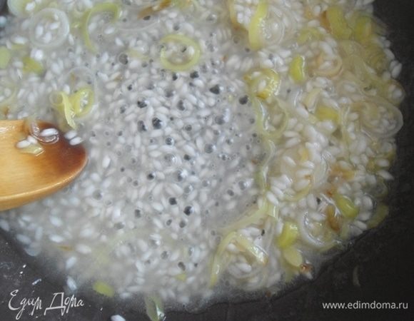 Влить 2-3 половника бульона. Постоянно помешивая, дать выпариться. (На фото уже можно добавлять новую партию). Теперь готовим, постепенно добавляя по 1 половнику бульон и выпаривая его. Не забываем помешивать. У вас может уйти больше или меньше бульона, который я указала.
