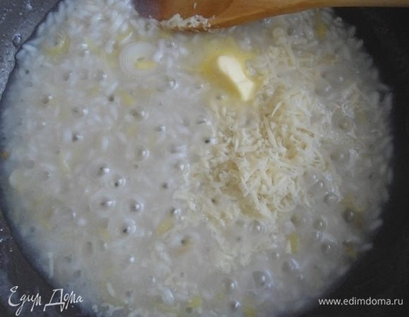 На таймере осталось 5 минут. Добавить тертый сыр и сливочное масло. Перемешать. Не знаю, добавляют ли итальянцы сливочное масло, но мне захотелось ))