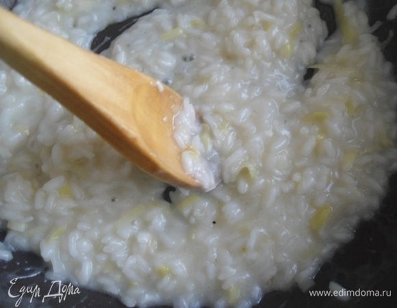 Вот такая консистенция на последнем этапе. Плиту можно выключить. Попробовать на соль и специи, если нужно добавить необходимое. Доготовить одну минутку. Рис должен быть готов, но немного альденте. Ризотто не должно плавать в бульоне, а должно быть кремовым.
