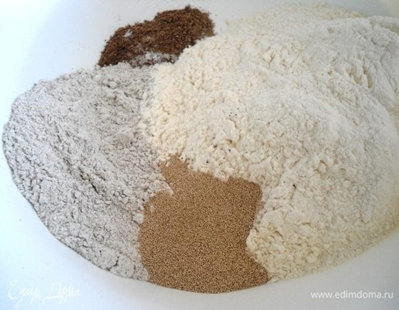 В большой миске смешать оба вида муки, соль, кориандр молотый, дрожжи. Я использовала дрожжи, которые сразу добавляют в муку. Если ваши дрожжи нужно активировать, делаем следующее. Отмерить 100 мл воды из общего количества, подогреть до теплой и влить в дрожжи. Оставить на 10–15 минут до появления пенной шапочки.