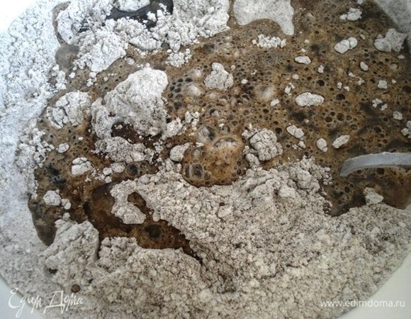 Воду подогреть до теплой, смешать с медом и соком лимона. Иногда я заменяю на 9% уксус. Влить к сухим ингредиентам, добавить масло.