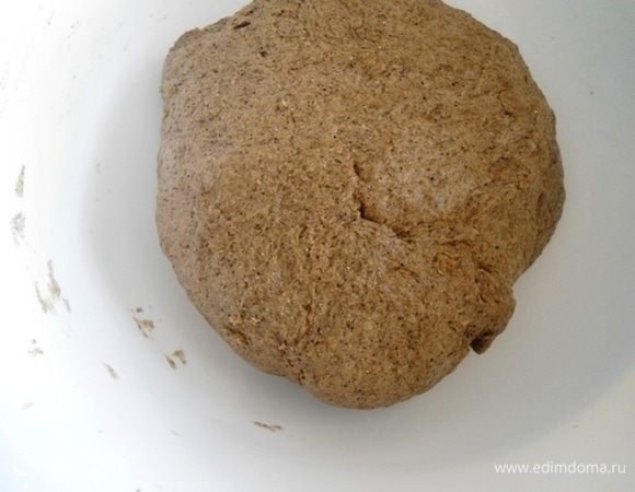 Замесить тесто. Так как тесто прилипает к рукам, смазать руки дополнительно маслом и месить 5 минут. Оставить в теплом месте на расстойку на 1 час.