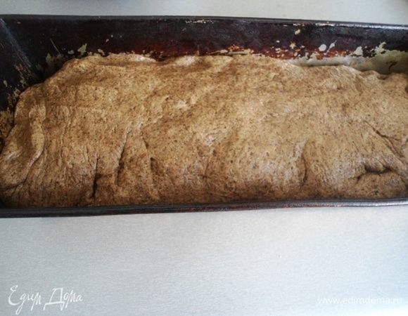 Перенести тесто в форму, смазанную маслом (сколько же я пеку уже в этой форме, лет 15). Оставить на 25 минут. В это время разогреть духовку до 190°С.