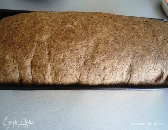 Вот так выглядит буханка на этом этапе, перед тем как будет выпекаться. Если вы хотите настоящий бородинский хлеб, сейчас самое время смазать водой и посыпать зернами кориандра. Выпекать хлеб 30 минут при 190°С, потом убавить до 160°С и печь еще 25 минут.