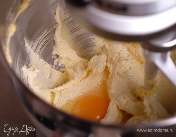 Добавить яйцо.