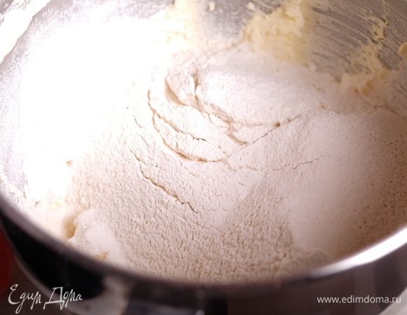 Просеять в масляную смесь крахмал и муку, добавить ванильный сахар.