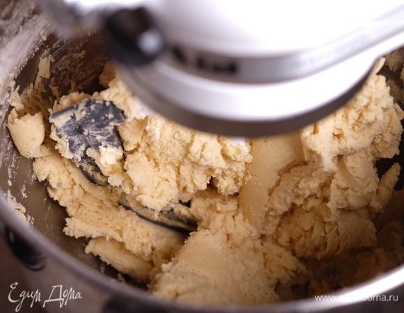Снова перемешать насадкой «лопатка», можно вручную, но работать надо быстро, чтобы масло не таяло. Как только тесто собралось в «ком», перестаем месить.