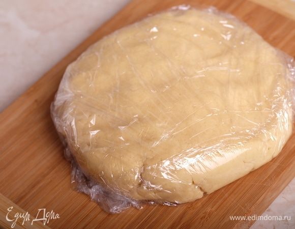 Получается однородная мягкая масса. Сформировать из теста подобие прямоугольника, обернуть пищевой пленкой и поместить в холодильник минимум на час.