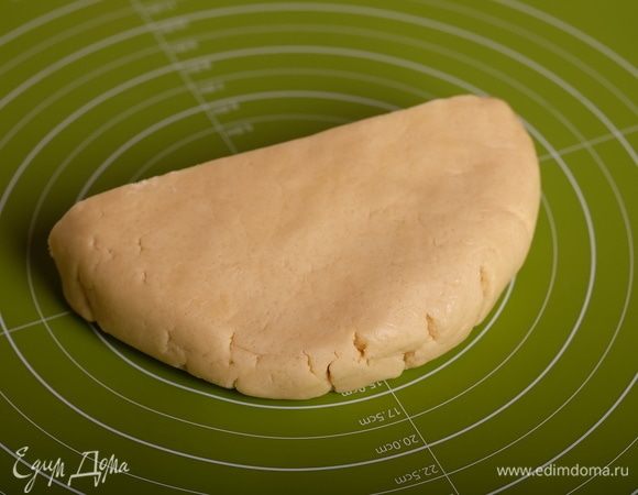 Через указанное время отрезать половину теста.