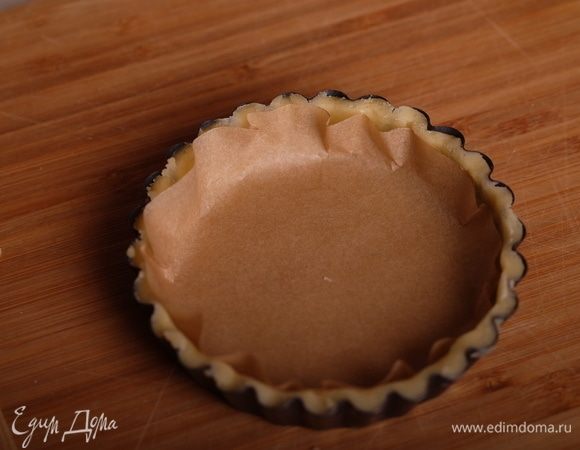 Через час той же круглой вырубкой из пергамента вырезать круги, которые уложить сверху на тесто, прижать.