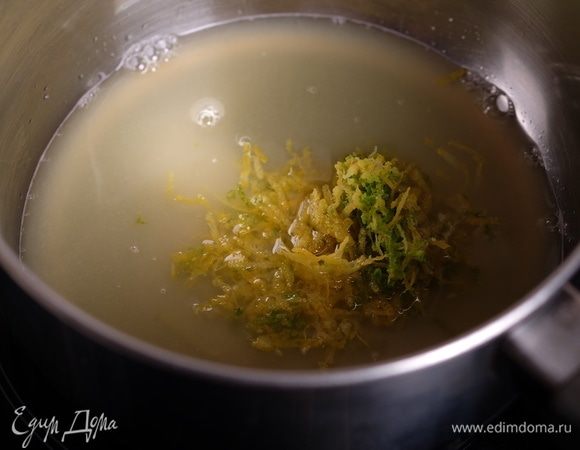 Приготовим лимонно-лаймовый крем (или его еще называют курд). Для этого свежевыжатый сок лимона и цедру лайма и лимона соединить вместе и довести до кипения.