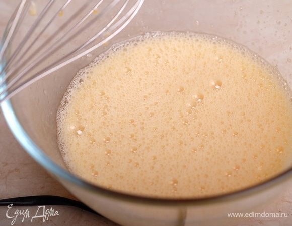 Яйца соединить с сахаром и слегка взбить.