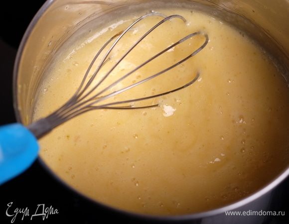 Не переставая взбивать, влить горячий лимонный сок. Перелить смесь обратно в сотейник и варить крем на медленном огне, постоянно помешивая венчиком. Он должен стать густым и однородным.
