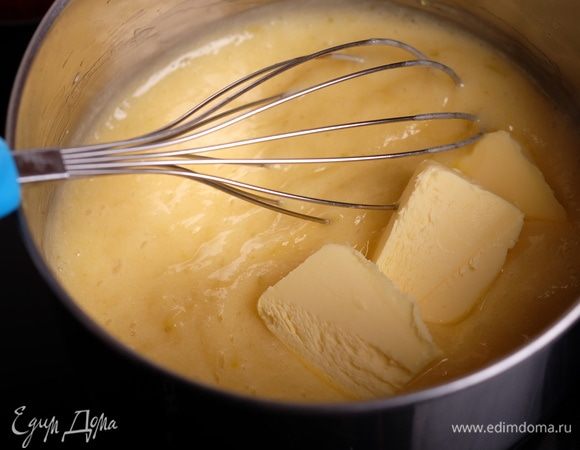 В горячий крем добавить кусочками сливочное масло.