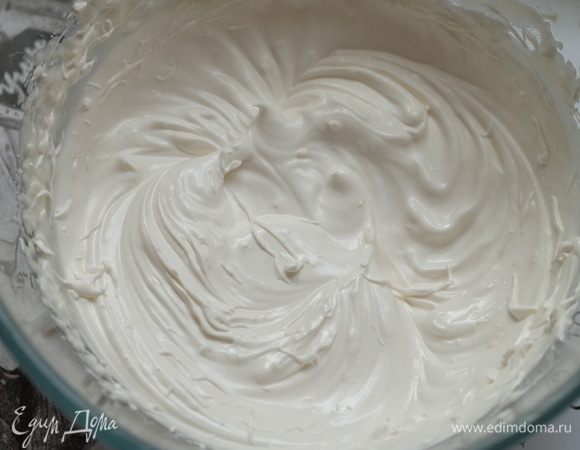 Не прекращая взбивать, влить горячий сироп по стенке чаши. Взбивать до получения густой плотной меренги.