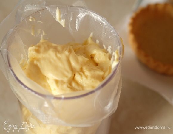 Заполнение тарталеток. Заполнить кулинарный мешок с круглой насадкой лимонным кремом