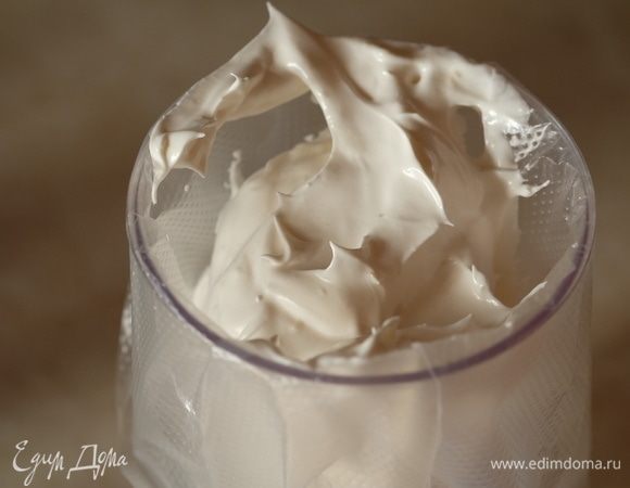 Второй кулинарный мешок с круглой насадкой заполнить меренгой.