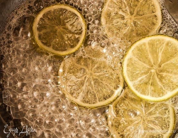 Нарезать лайм на очень тонкие ломтики. Соединить вместе сахар и воду, довести до кипения, поместить в кипящий сироп ломтики лаймов и варить до карамелизации.