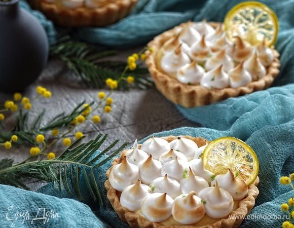 Украсить готовые тарталетки ломтиками лаймов, посыпать цедрой лимона и подавать.