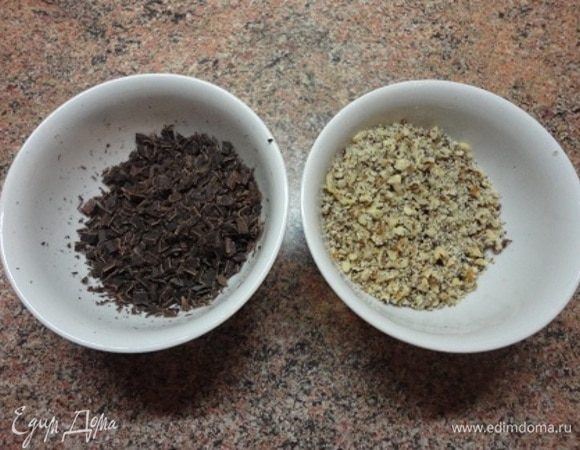 Измельчаем шоколад и орехи.