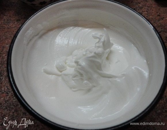 Яичные белки взбиваем до пиков.