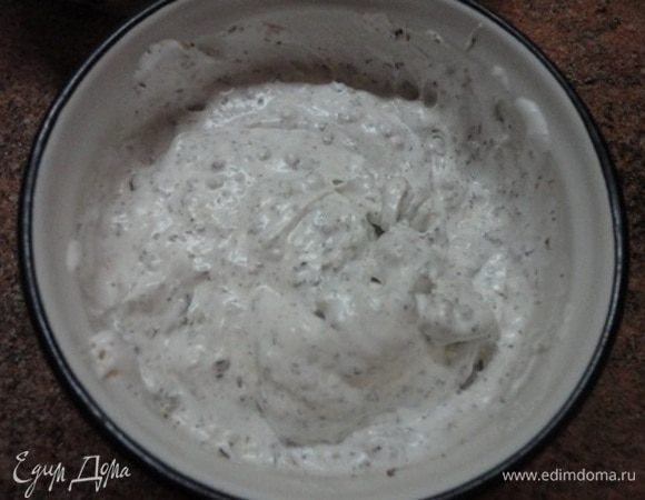 Аккуратно подмешиваем орехи и шоколад.