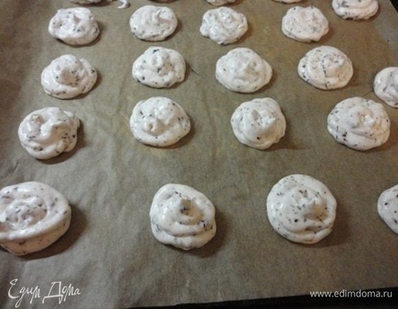 С помощью кондитерского шприца или мешка выкладываем тесто на лист с пекарской бумагой. Выпекайте 30 минут при температуре 150°С.
