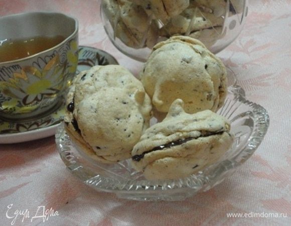 Можно так и подавать к чаю. По желанию можно растопить шоколад, смазать половинки и сложить.