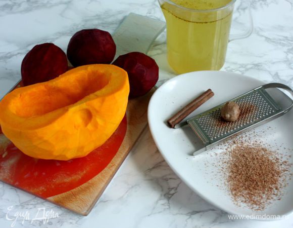 Очистите лук, свеклу и тыкву. Мускатный орех натрите на мелкой терке.
