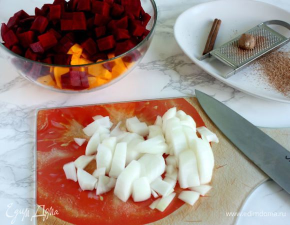 Нарежьте свеклу и тыкву одинаковыми кусочками. (Свеклу можно нарезать помельче). Лук крупно порубить.