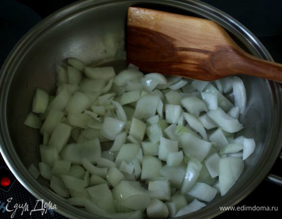 В глубоком сотейнике нагреть кокосовое масло, добавить лук и пассеровать его на среднем огне до тех пор, пока он не станет полупрозрачным.