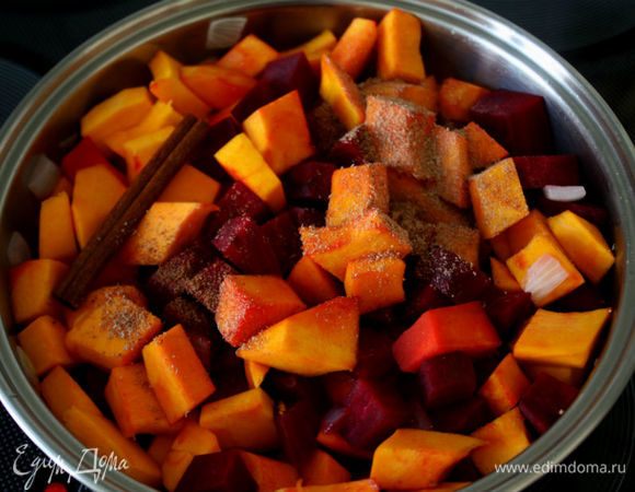 Добавьте тыкву, свеклу, мускатный орех, соль и корицу в сотейник. Готовьте  овощи в течение 20 минут.