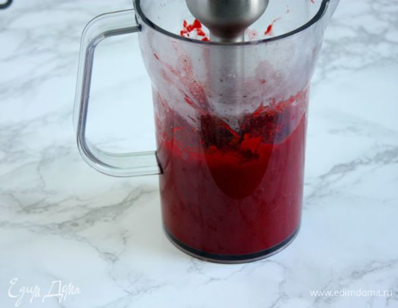  Добавьте бульон и доведите его до кипения, затем снимите сотейник с плиты, немного остудите, выньте палочку корицы и измельчите  в 2 приема овощи ручным блендером или кухонным комбайном, пока суп не станет гладким.