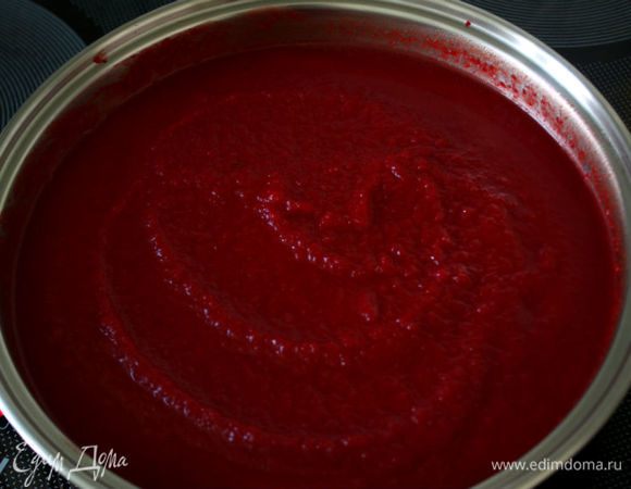 Верните смесь в сотейник на среднюю температуру и варите еще 10 минут, затем подавайте суп со сметаной или натуральным йогуртом.