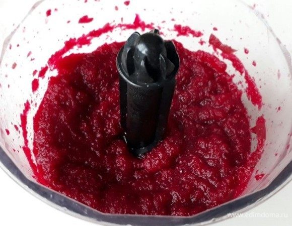 Перемалываем охлажденную свеклу в блендере.
