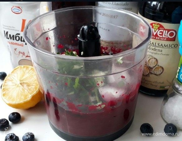 Добавляем мытые ягоды, лук, чеснок, зелень. Перемалываем в блендере.