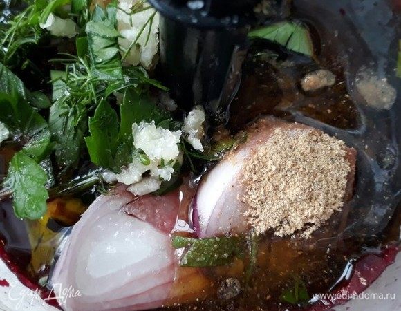 Добавляем специи по вкусу (имбирь, соль), лимонный сок. Все вместе перемалываем в блендере.