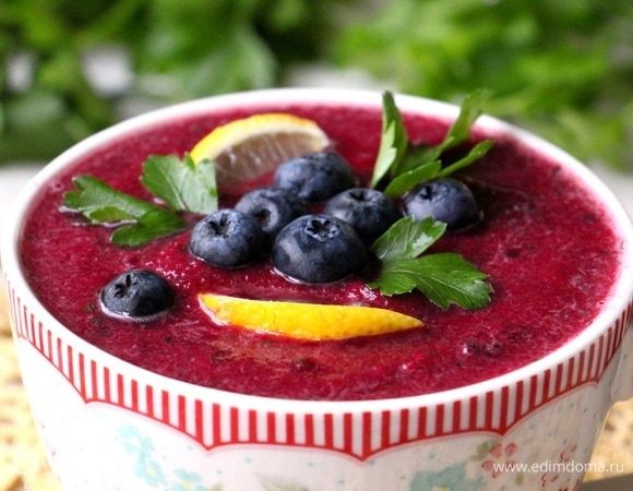 Украшаем по вкусу. Для подачи лучше использовать те ягоды, которые замешаны в супе, а также зелень и лимонные ломтики.