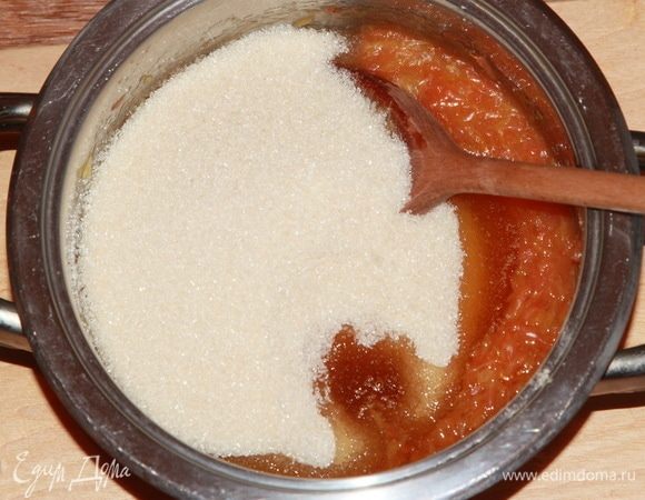 Как только все закипело, добавляем сахар (377 граммов) и глюкозу. Размешиваем и варим мармелад. Теперь буду про это самое «уделю особое внимание». Мармелад периодически помешиваем, чтобы ничего не подгорело. Варить нужно до температуры 107°С. Если есть градусник, то это очень просто. Если нет, то нужно ориентироваться по состоянию мармелада. 