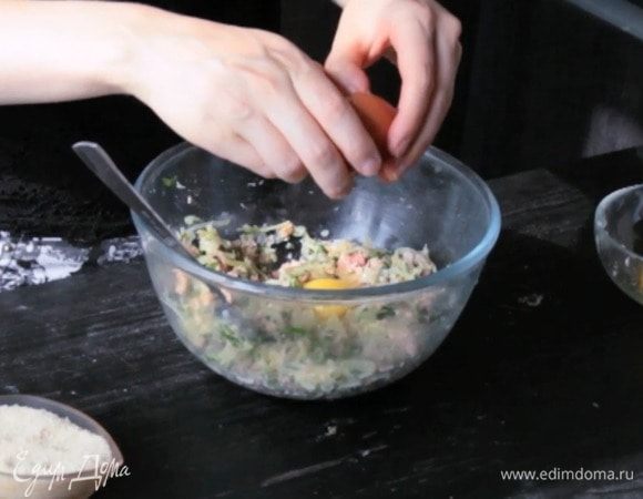 Затем добавить яйца и хорошо перемешать.