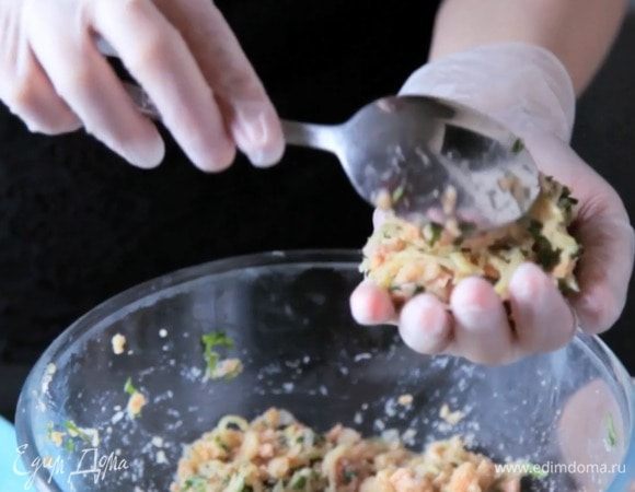 Следом добавить половину сухарей, перемешать. Сформировать котлеты и обвалять в оставшихся сухарях.