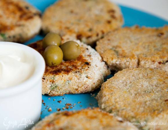 Обжаривать по 3 минуты с каждой стороны. Идеальнее всего с такими соусами: сметана+чеснок, айоли или просто майонез.