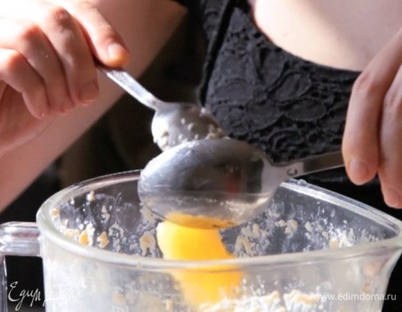 Затем добавить масло и мед и взбить еще раз до однородности. Соус получается похожим по консистенции на майонез.