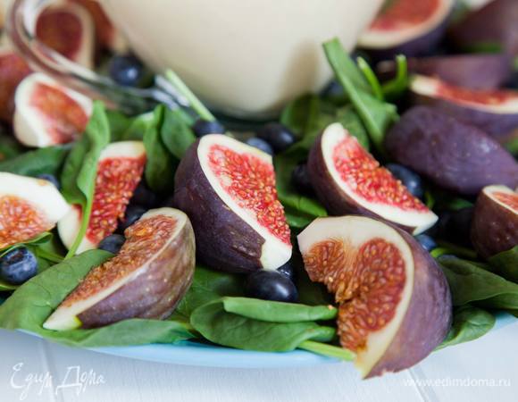 В конце добавляем инжир. Свежий инжир можно есть целиком, чистить его не нужно. Заправлять салат советую по вкусу уже порционно, а не весь салат сразу.