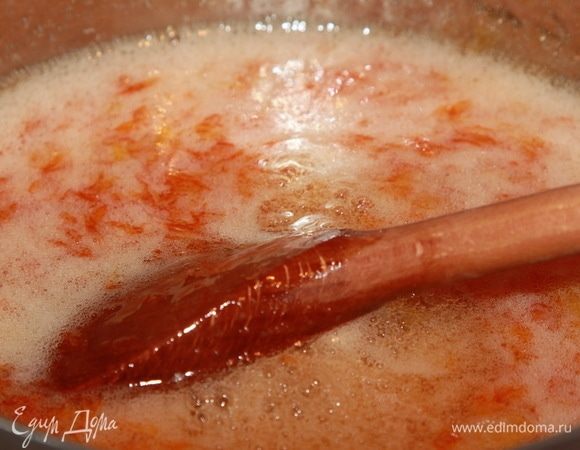 Вот так выглядит закипевший мармелад. Теперь мы его помешиваем и не даем сбежать из сотейника. Я варю на малом огне, и то он все-таки пытается сбежать. Затем мармелад начинает густеть, продолжаем варить. Потом он становится тяжелым, вы это почувствуете. Готовым он будет тогда, когда вы перестаете помешивать, и мармелад начинает «пыхтеть»: тяжело поднимается внутренним паром и тут же с характерным звуком опускается. У меня на это уходит приблизительно 25 минут. Снимаем с огня и добавляем разведенную в воде лимонную кислоту. Если она и не растворилась, не беда.