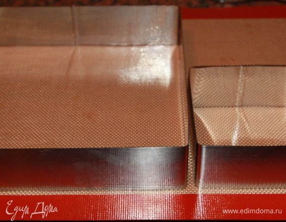 Пока варился мармелад, подготовим под него формы. Я тут приготовила две рамки, но маленькая не понадобилась: все поместилось в одной. Если у вас нет такого силиконового коврика, тогда оберните форму пленкой, потом легче будет вынимать. Можно разложить мармелад по формам. Но я делаю в рамке.