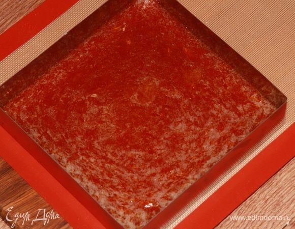 Повторюсь, как только мармелад сняли с огня, добавляем лимонную кислоту, размешиваем и сразу выкладываем мармелад в рамку 20 х 20 см. Делать это нужно быстро, потому что он начинает быстро густеть. В таком виде оставляем минут на 40-50. Затем рамку можно снять и оставляем мармелад стабилизироваться часов на 8.