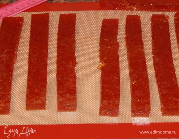 Теперь при помощи острого ножа нарезаем на полоски шириной 2 см. Нож нужно все время смачивать.