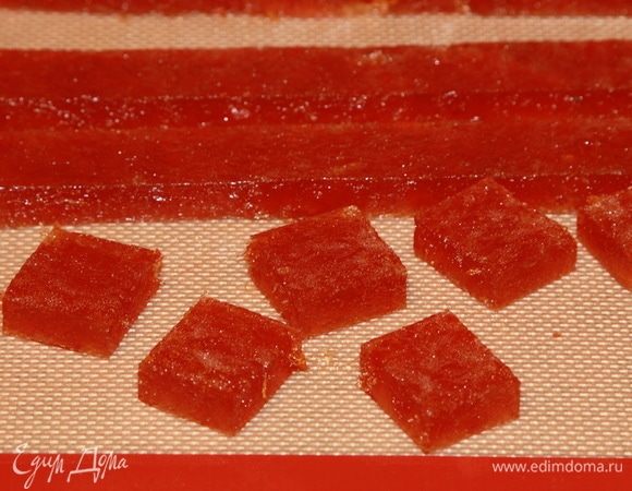 Теперь полоски делим на квадратики 2 х 2 см. То есть, у нас должно получиться ровно 100 кусочков.